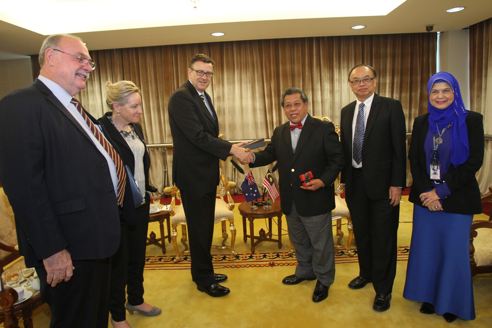 kunjungan-hormat-ke-atas-yang-di-pertua-dewan-negara-dan-dewan-rakyat-oleh-delegasi-australia