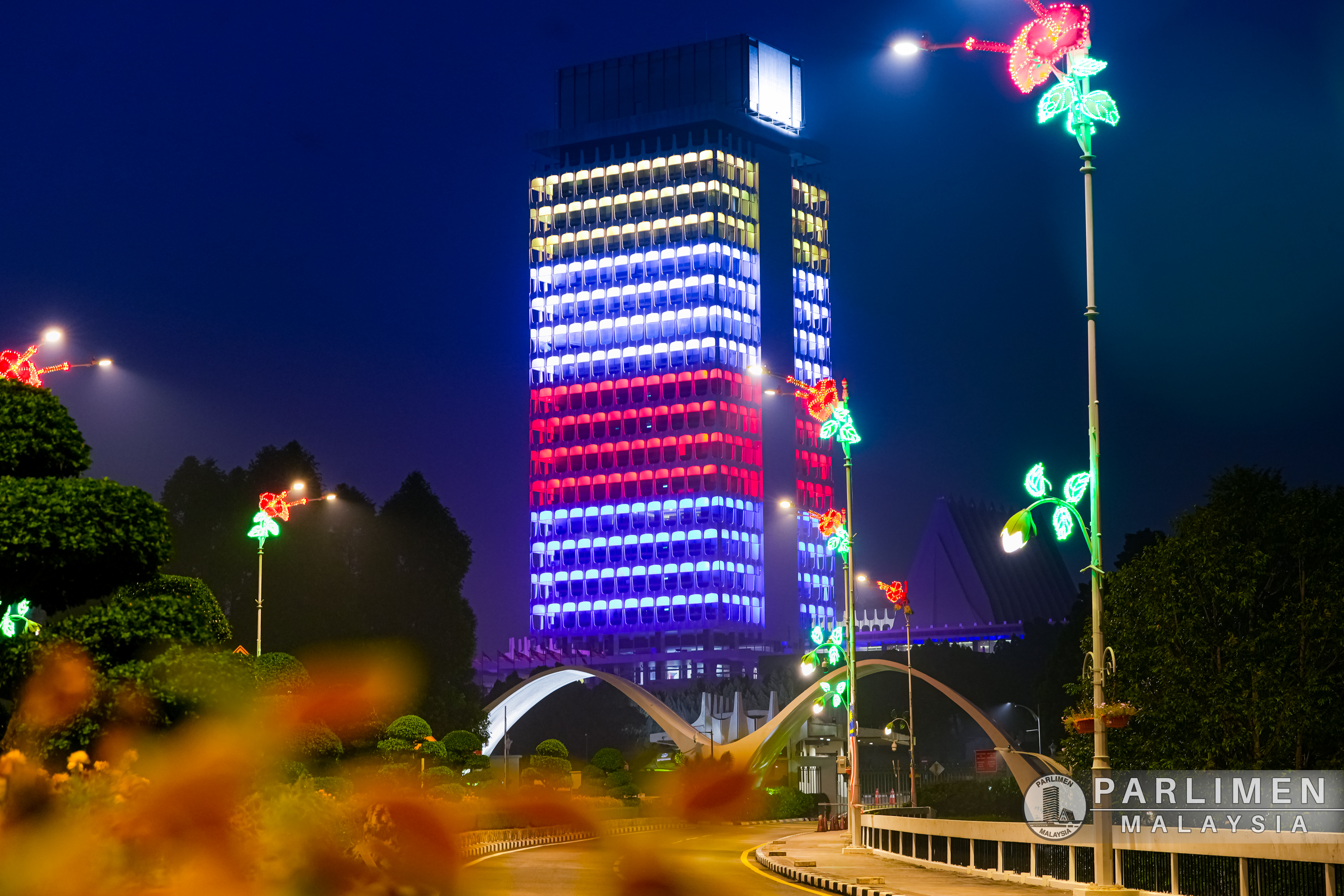 lampu-led-fasad-di-blok-menara-parlimen-malaysia