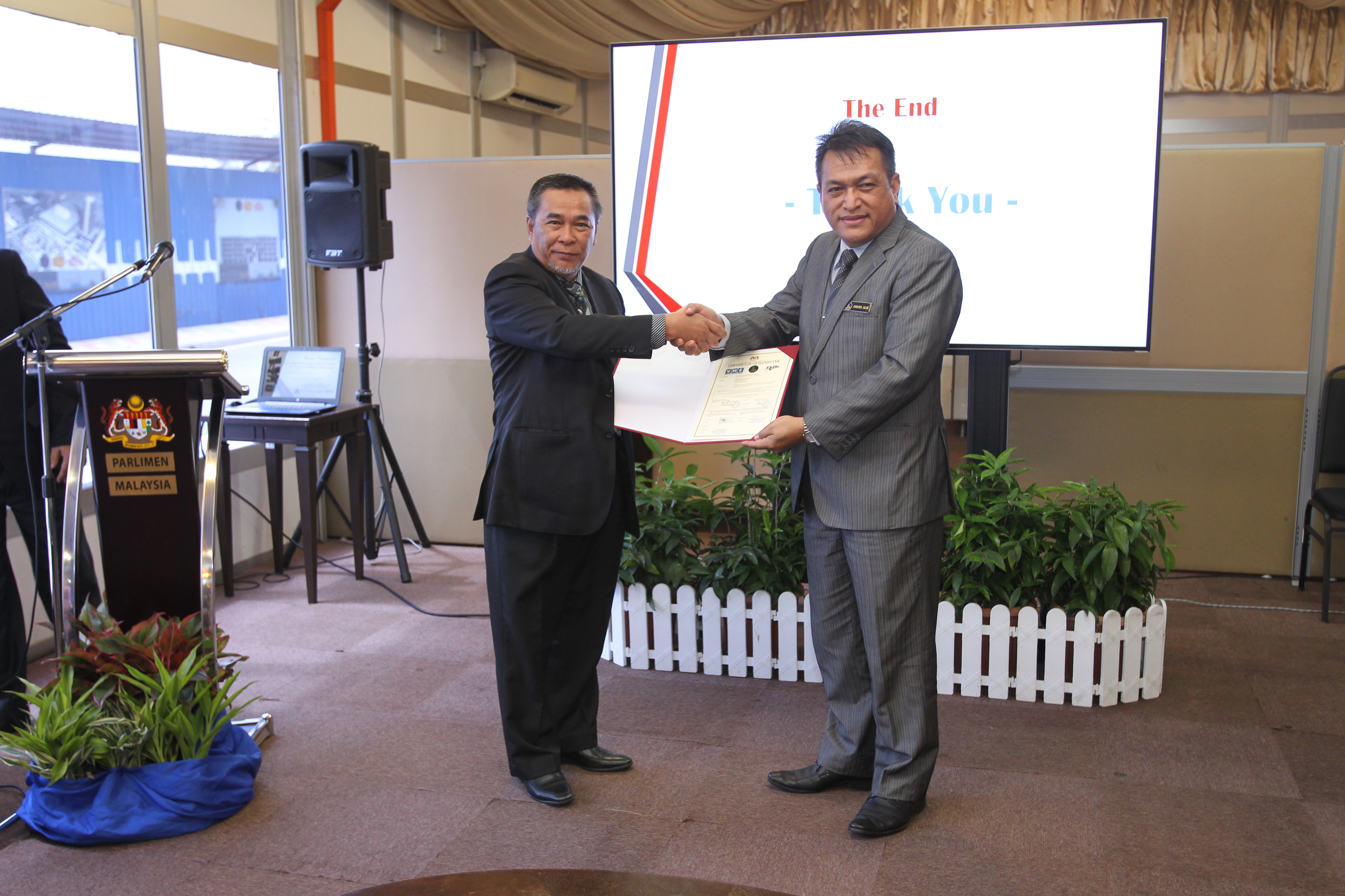 parlimen-terima-projek-kamera-robotik-daripada-rtm