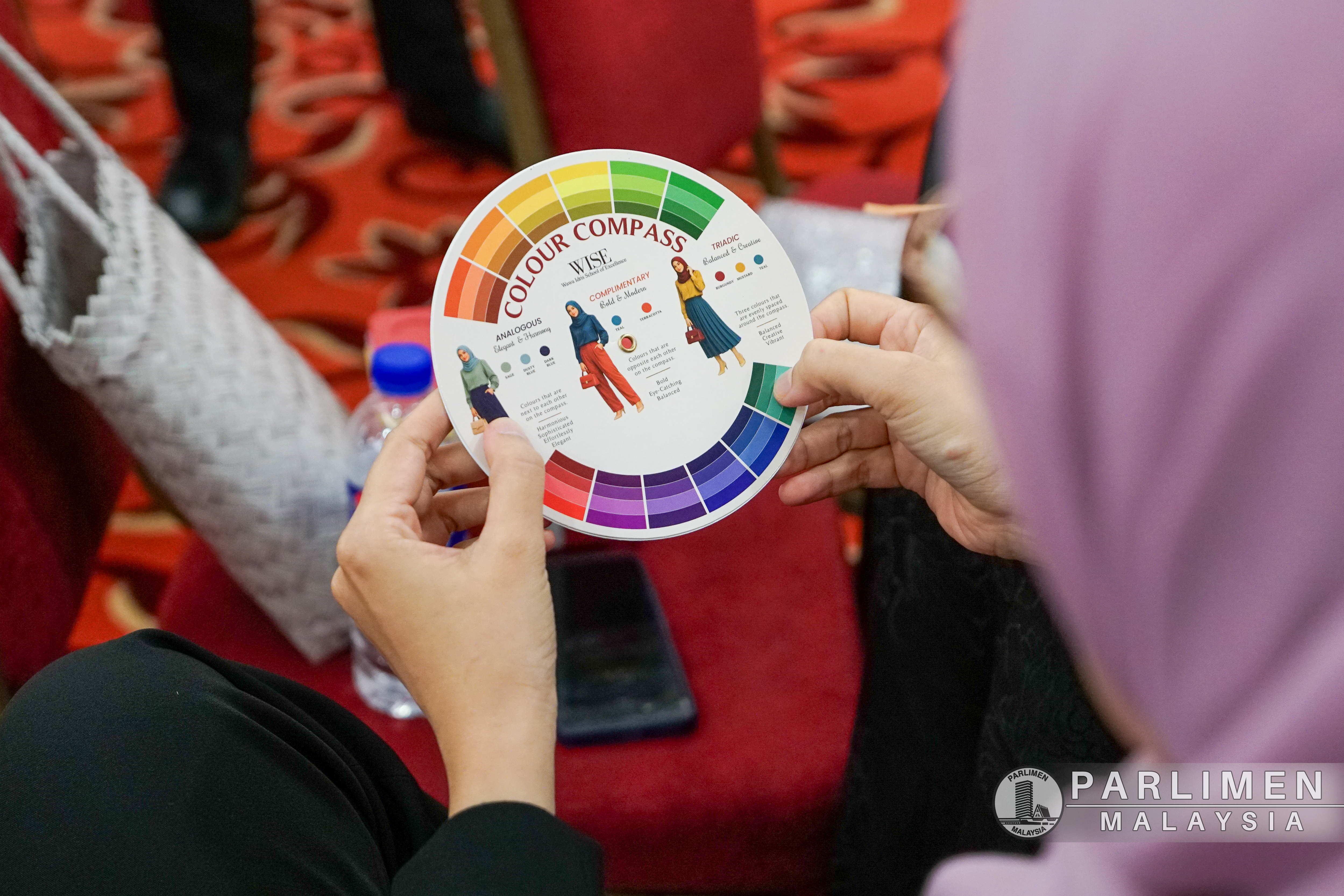 program-analisis-warna-dan-penampilan-diri-di-tempat-kerja
